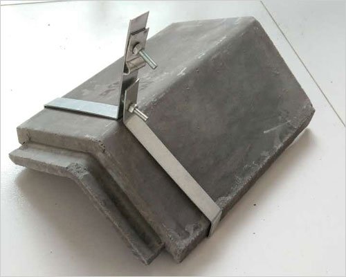 避雷針支架要根據(jù)避雷帶敷設(shè)部位的不同,支持件一般可分為女兒墻上避雷帶支架,屋面預制混凝土制作安裝及屋脊上支架.